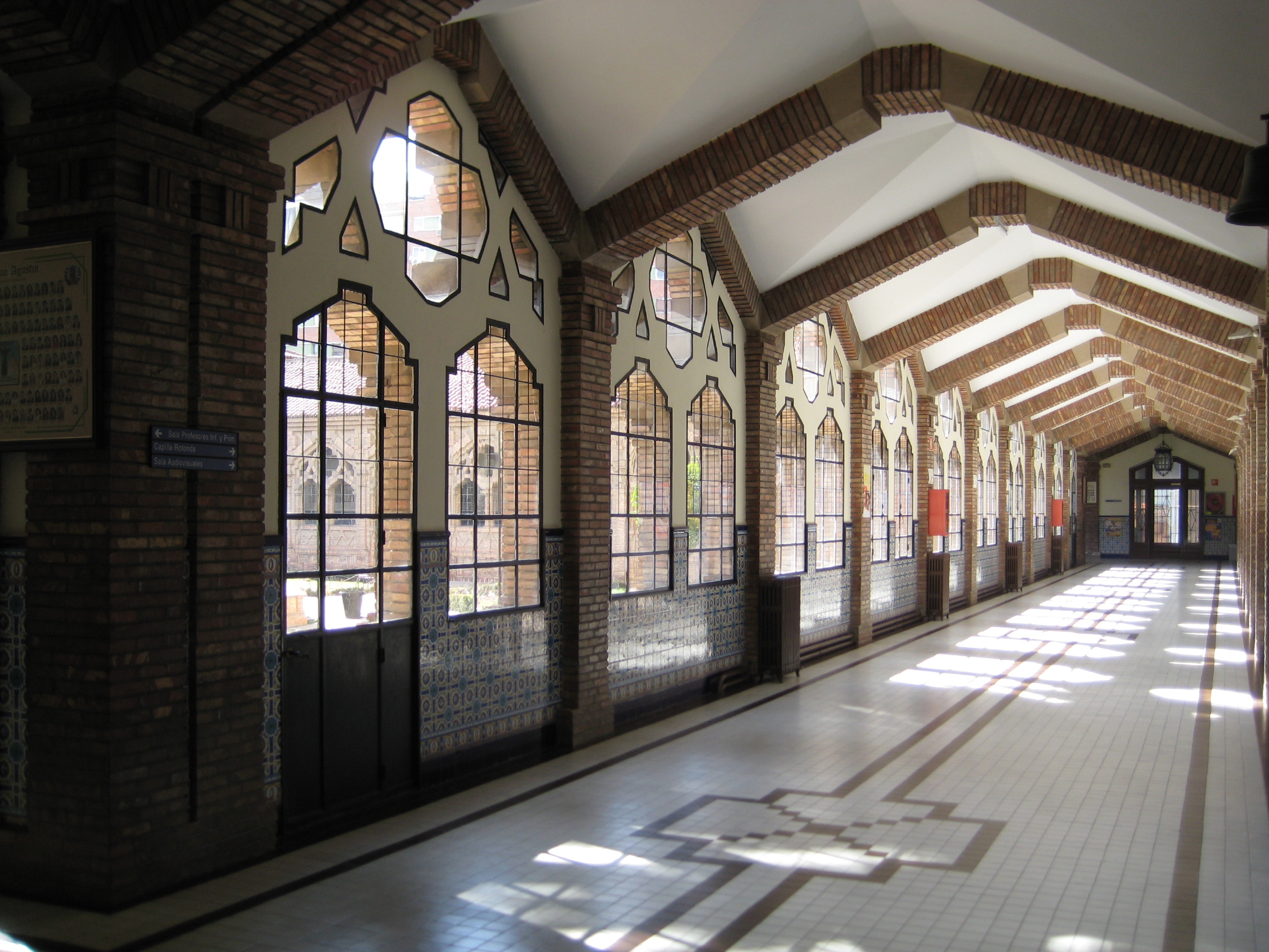 El-Colegio-San-Agustín-de-Zaragoza-instala-una- cabina-anti-Covid-19
