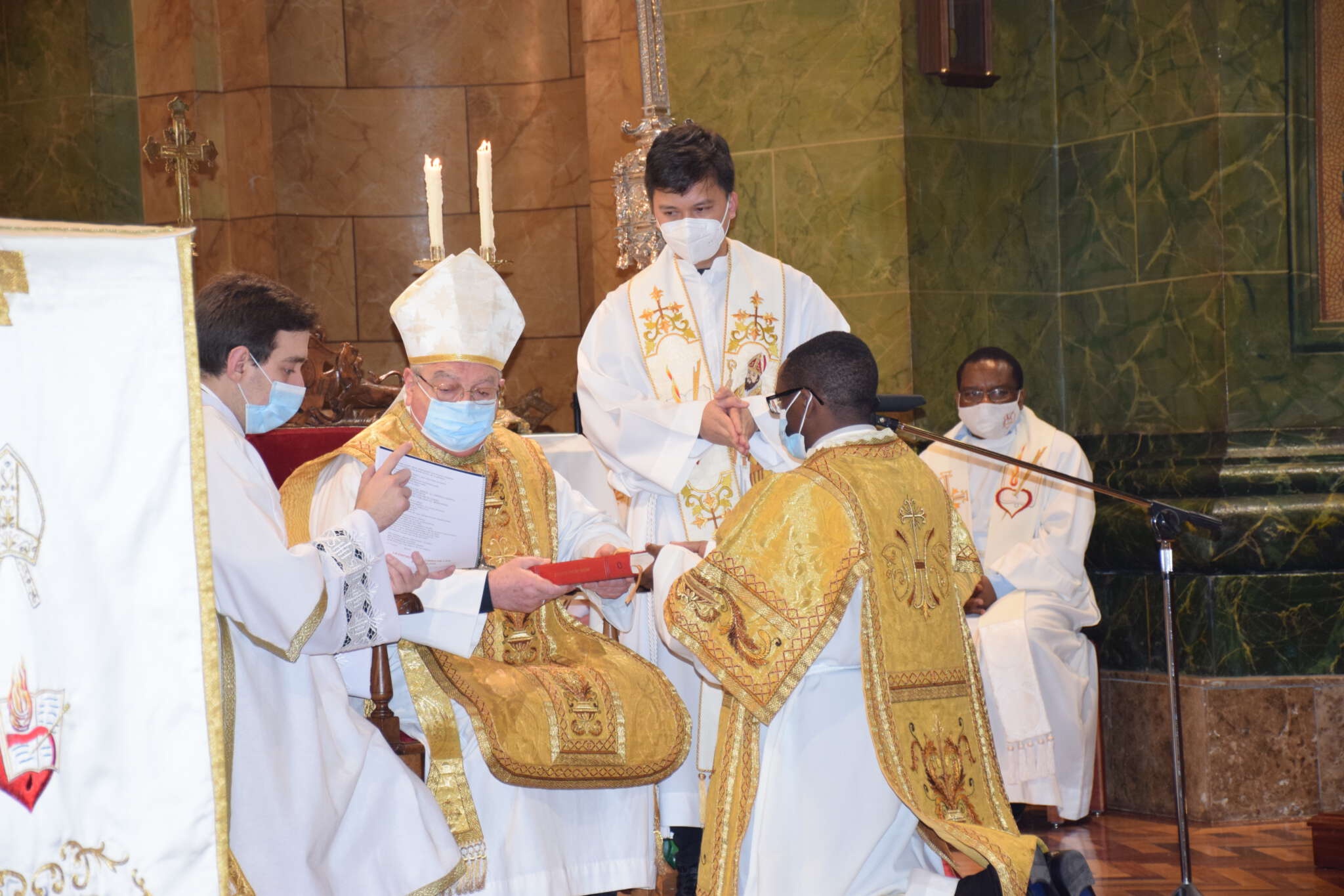 Los religiosos agustinos Fr. Aidan Kalinga (Tanzania) y Fr. Charles Chukwuebuka (Nigería) ordenados diáconos en la Parroquia San Agustín de Valladolid.
