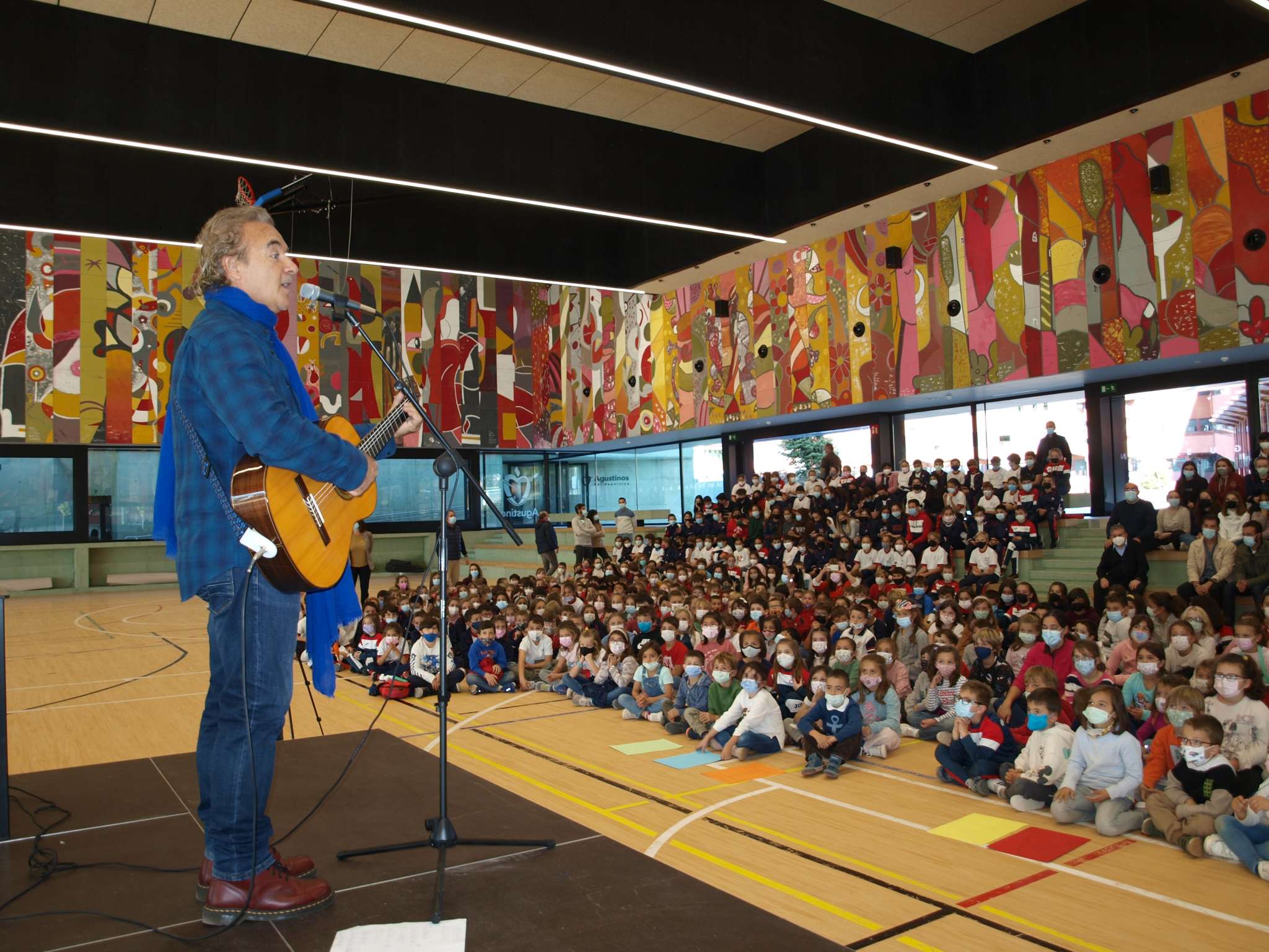 El jueves 11 de noviembre, los alumnos del Colegio San Agustín de Los Negrales bailaron al ritmo de las canciones de Migueli.